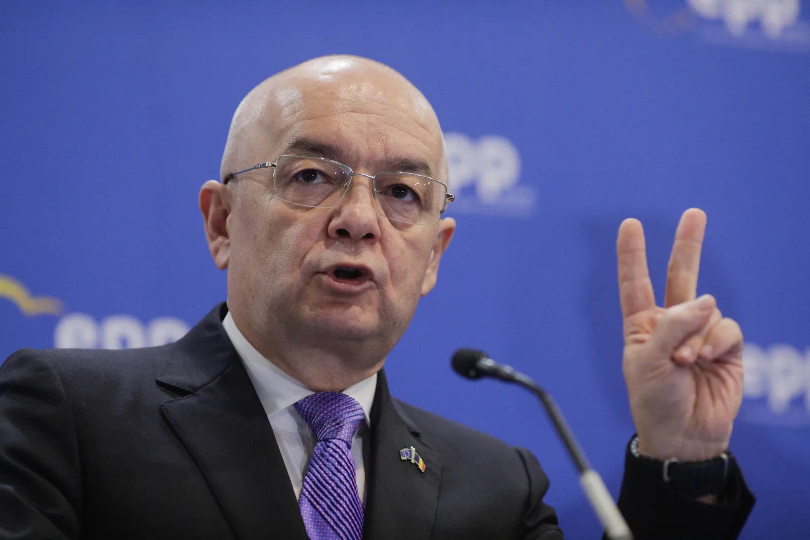Emil Boc discută despre opțiuni în criza guvernamentală.
