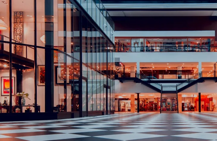 Interior modern al unei clădiri de birouri, cu design elegant și iluminare caldă.