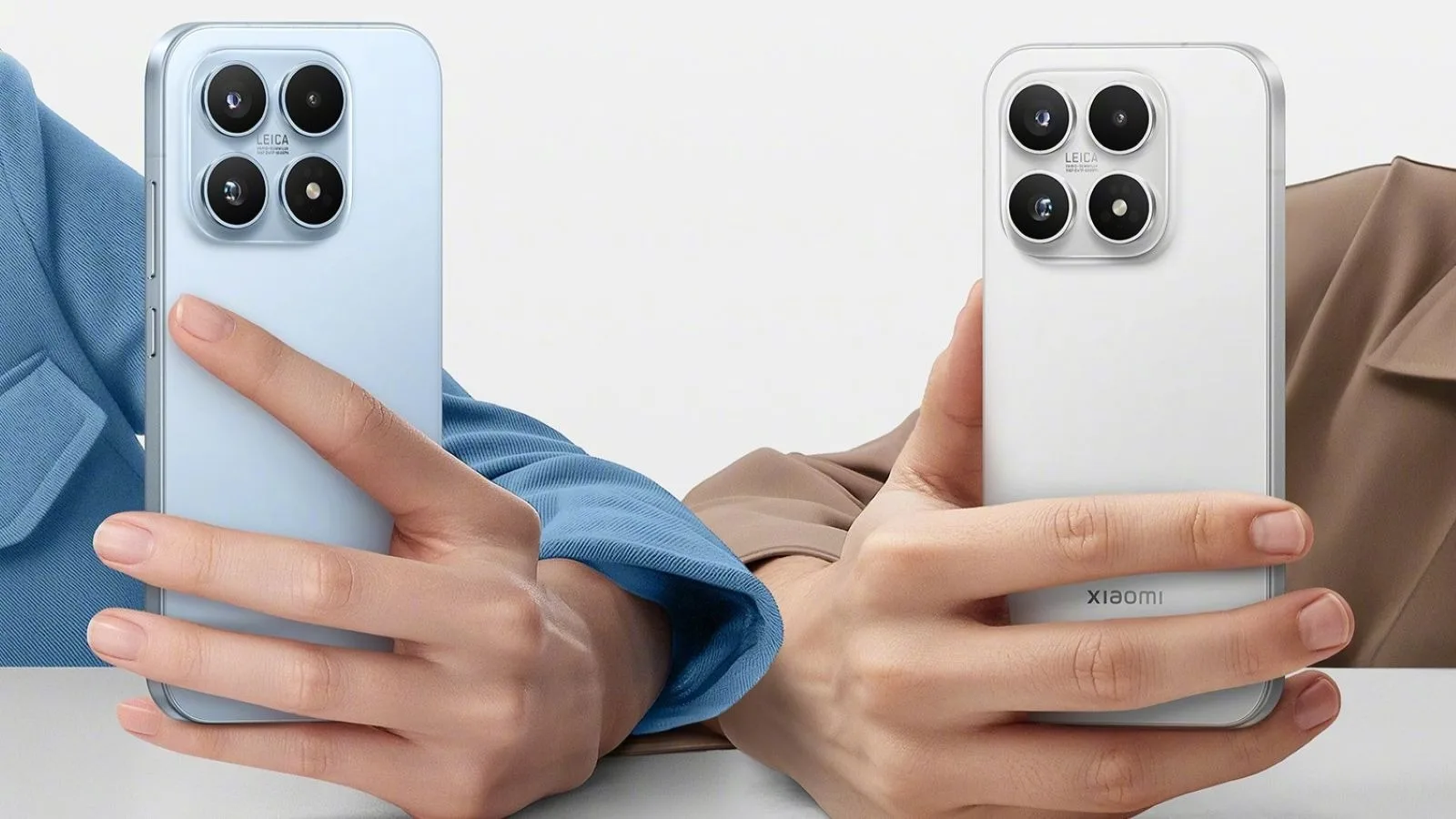 Două persoane țin telefoane Xiaomi 17, evidențiind designul modern și camerele foto.