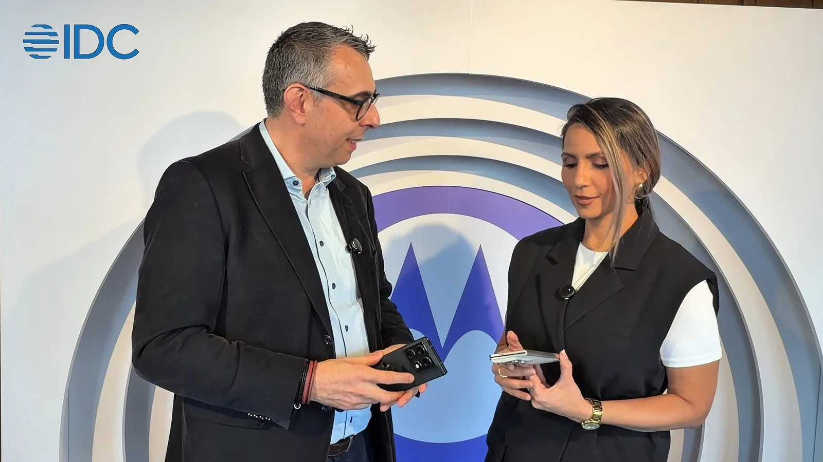 Discuție despre telefoanele pliabile Motorola la MWC 2026.