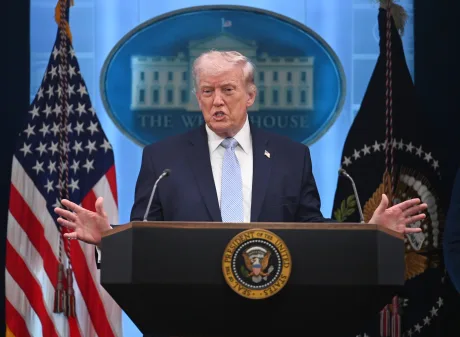Donald Trump discutând despre operațiunile militare în Iran la Casa Albă.