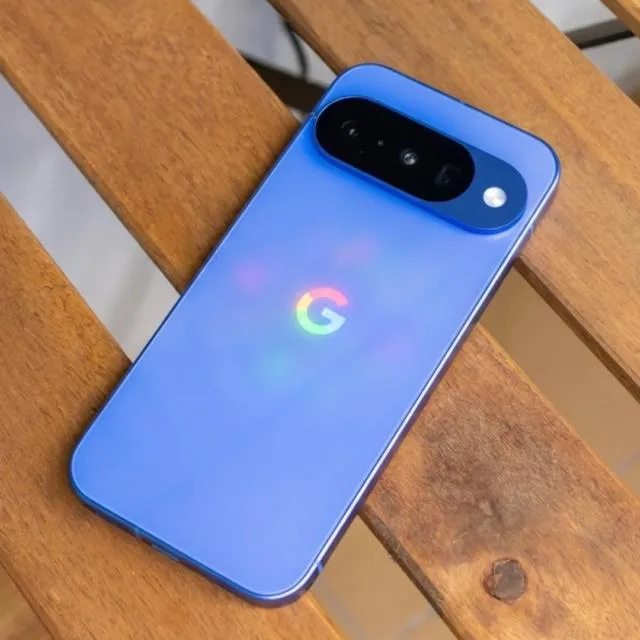 Smartphone Pixel 11 cu iluminare modernă pe spate, așezat pe o masă din lemn.