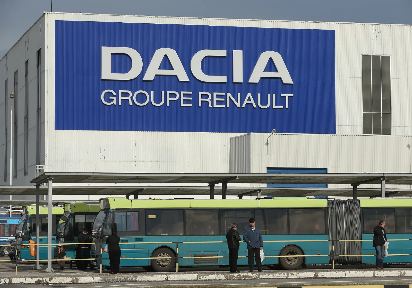 Logo-ul Dacia pe clădirea grupului Renault, simbol al industriei auto.