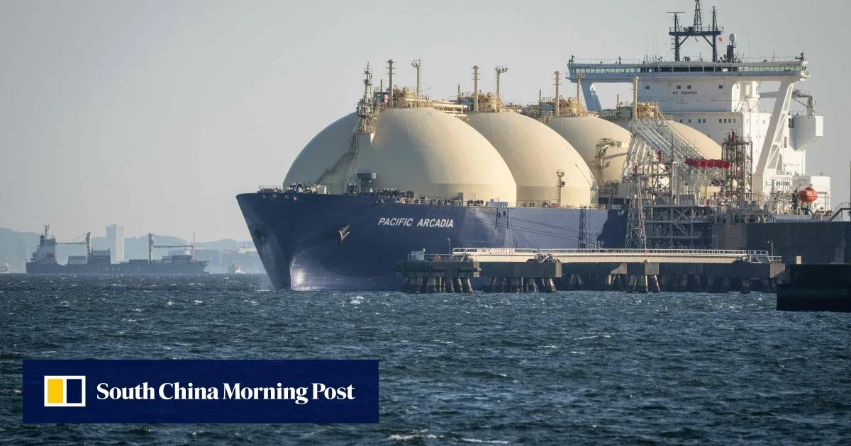 Vapor de transport de gaze naturale în port, simbolizând criza energetică.