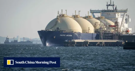 Vapor de transport de gaze naturale în port, simbolizând criza energetică.