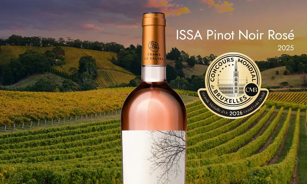 ISSA Pinot Noir Rosé 2025, vin premiat din România, pe fundalul viilor de pe Dealurile Durgăului.