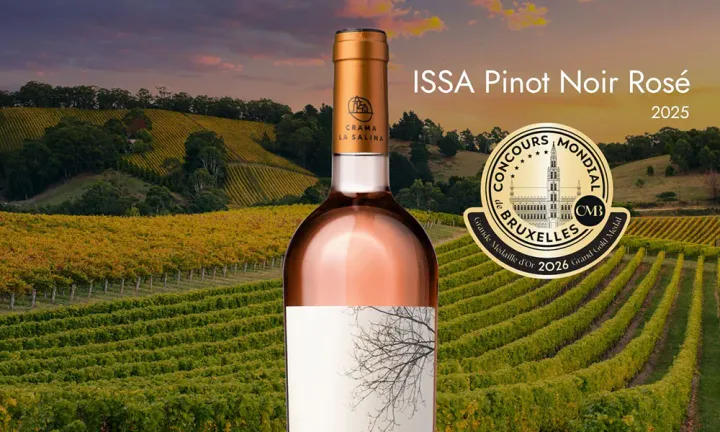 ISSA Pinot Noir Rosé 2025, vin premiat din România, pe fundalul viilor de pe Dealurile Durgăului.