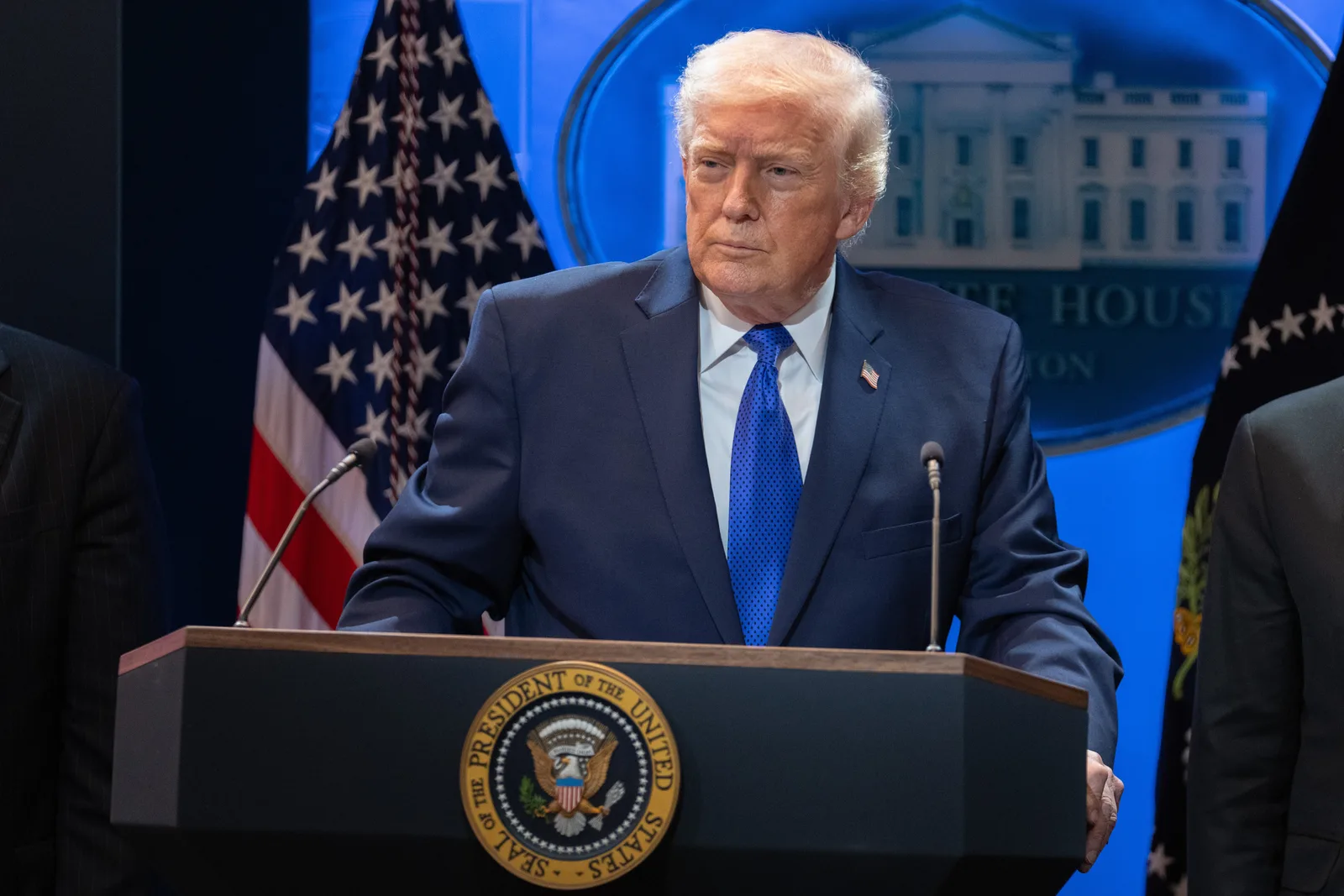 Donald Trump discută despre măsuri pentru stabilizarea prețurilor petrolului.