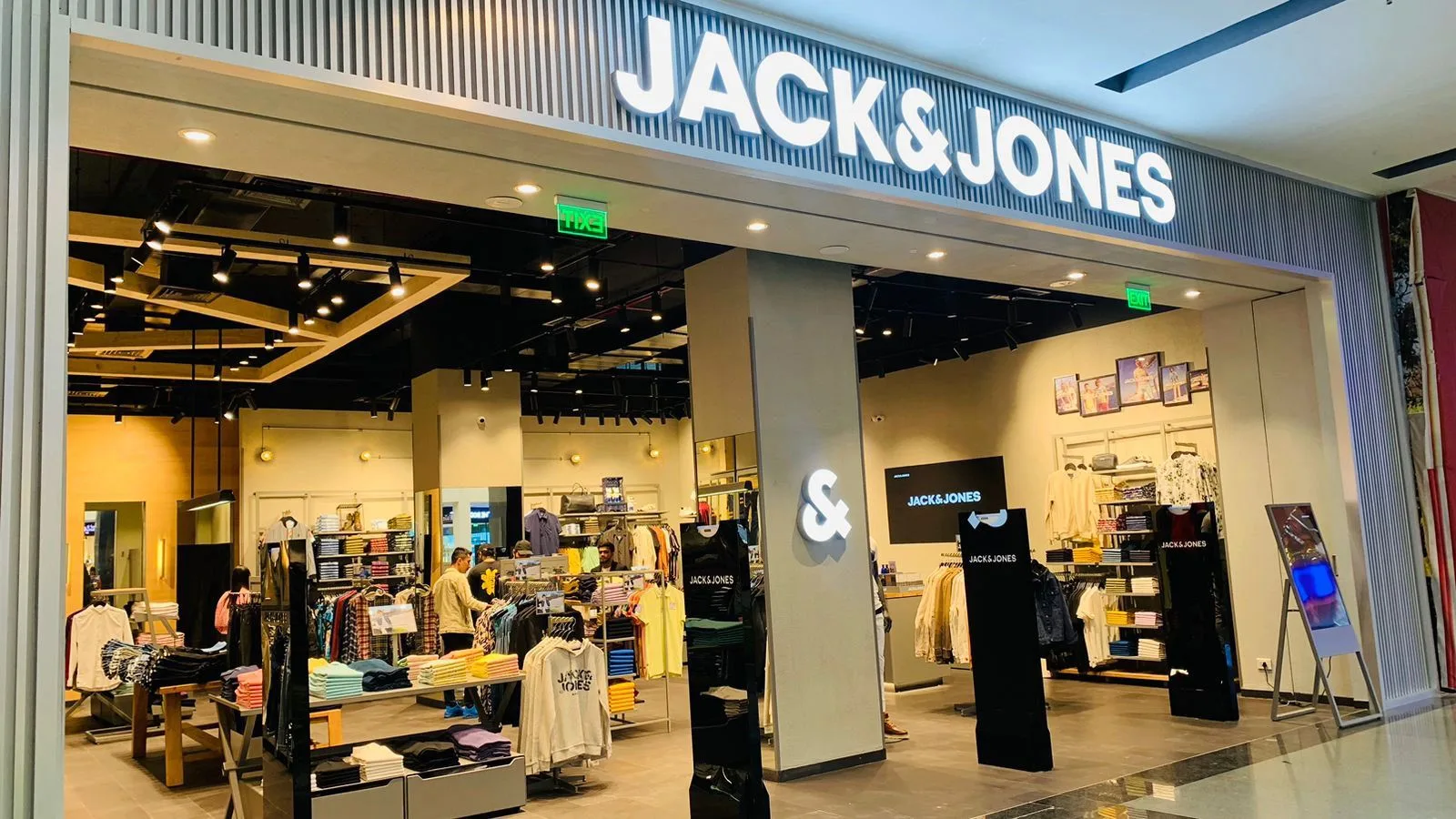 Magazin Jack&Jones în Promenada Mall Sibiu, pregătit pentru deschidere.