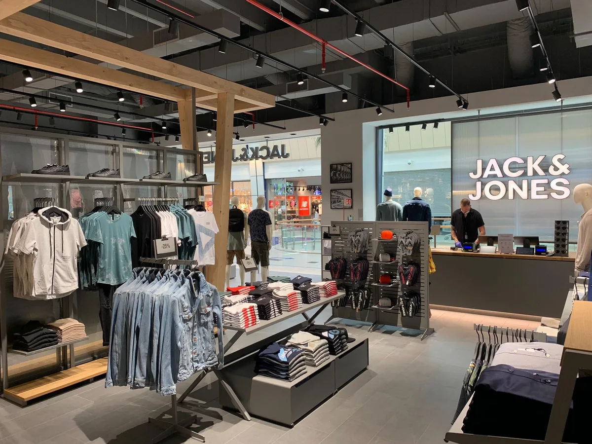 Interiorul magazinului Jack&Jones din Promenada Mall Sibiu