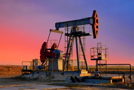 Platformă de extracție a petrolului la apus, simbol al crizei energetice.