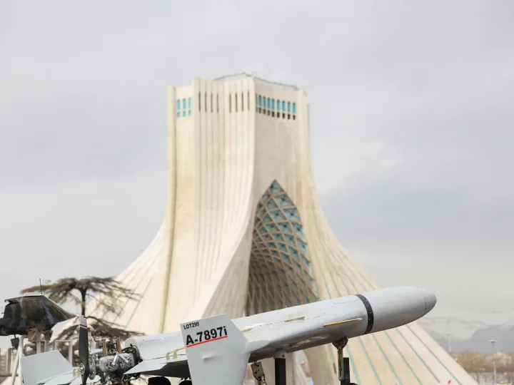 Sancțiuni impuse Iranului pentru sprijinirea industriei de armament.