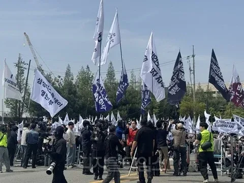 Protest cu steaguri în Coreea de Sud, susținând industria semiconductoarelor.
