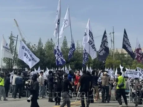 Protest cu steaguri în Coreea de Sud, susținând industria semiconductoarelor.