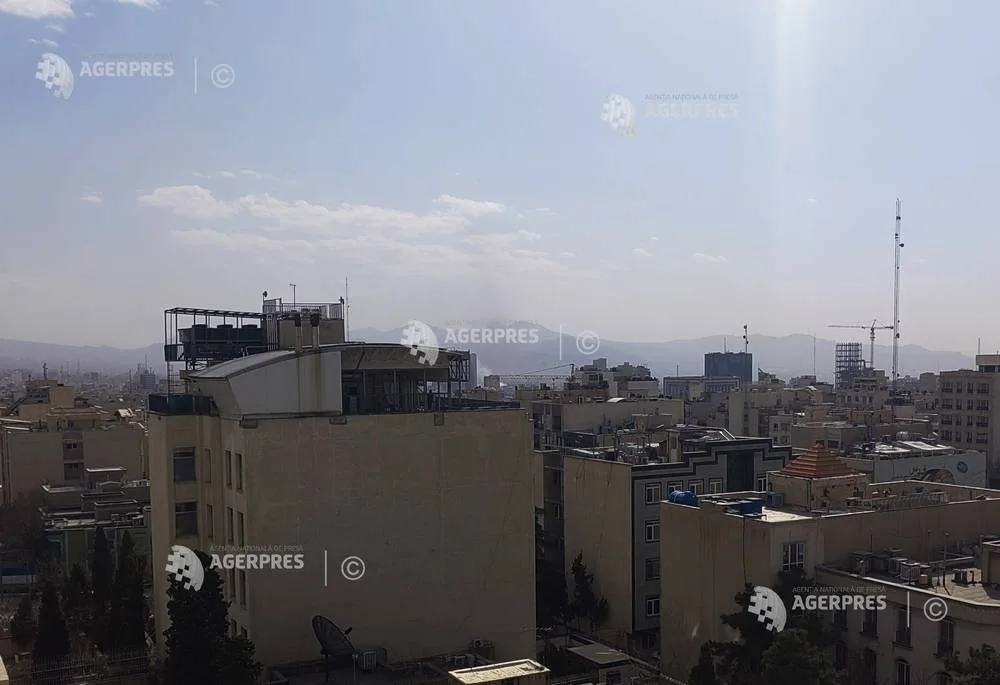 Vedere panoramică a clădirilor din Teheran, cu cer senin.