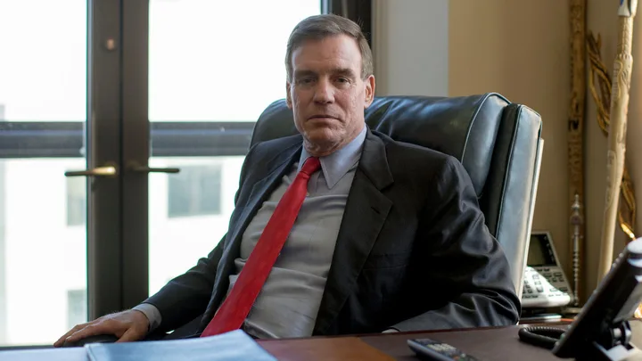 Senatorul Mark R. Warner discutând despre impactul conflictului cu Iranul.