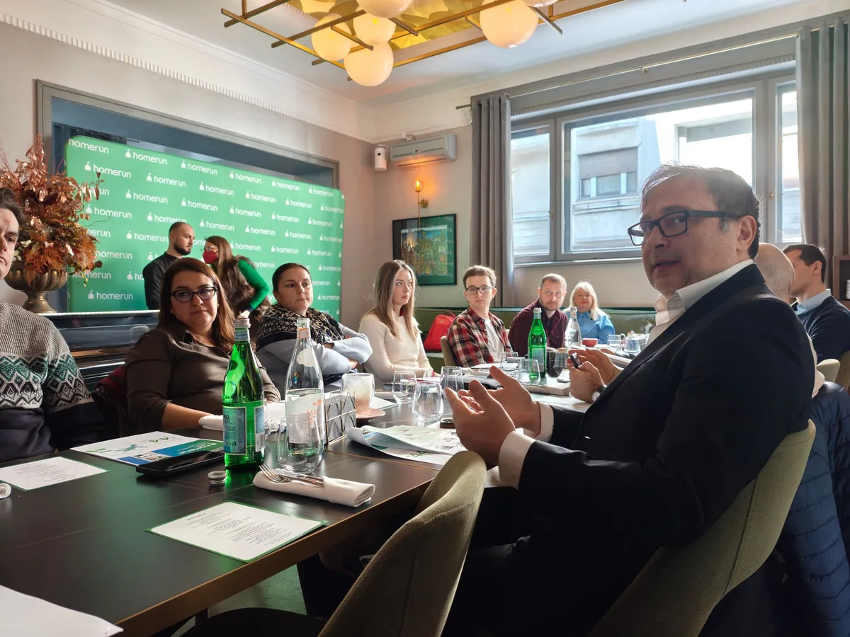 Participanți la evenimentul de presă HomeRun în București.