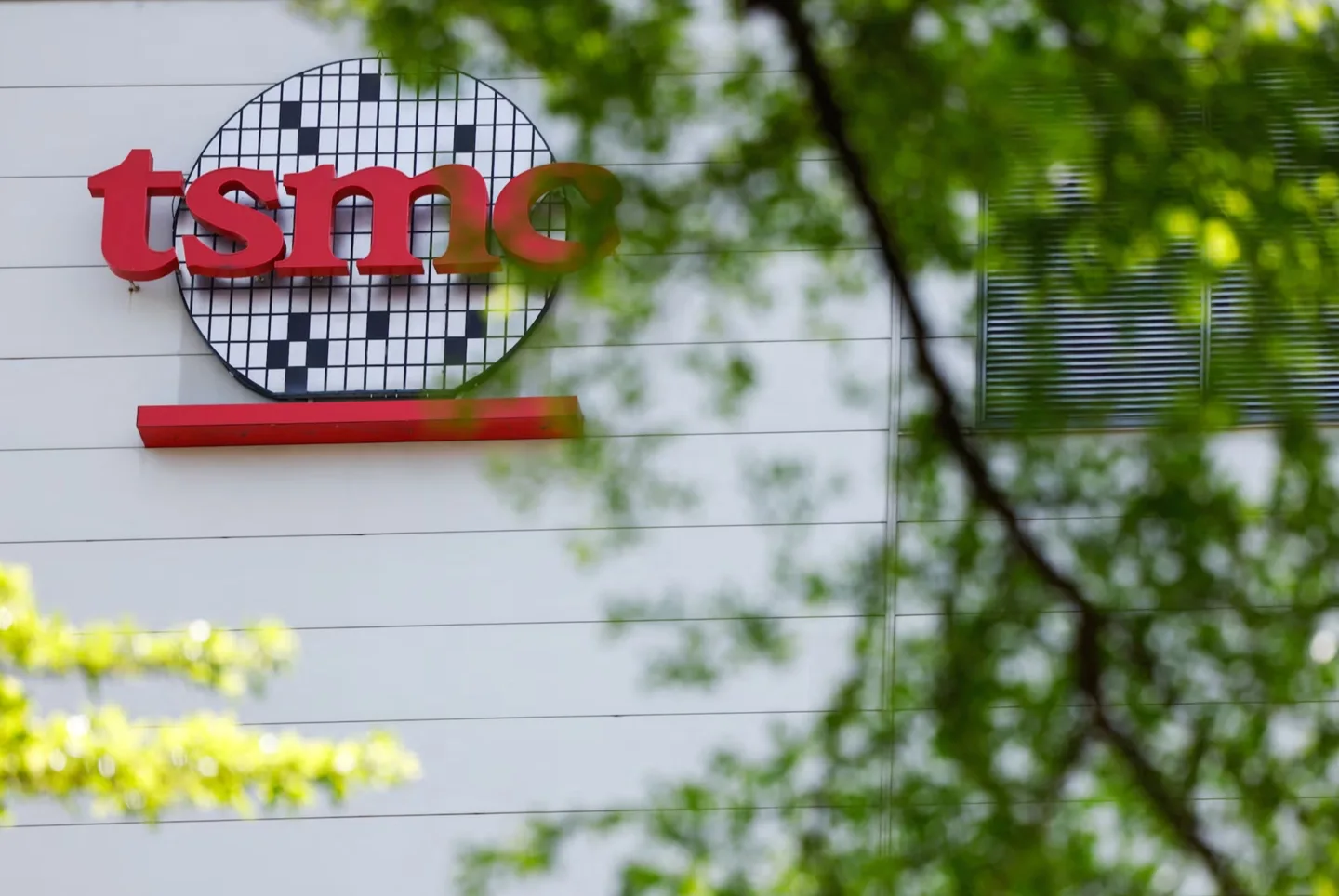 Logo TSMC pe clădire, evidențiind industria semiconductorilor.