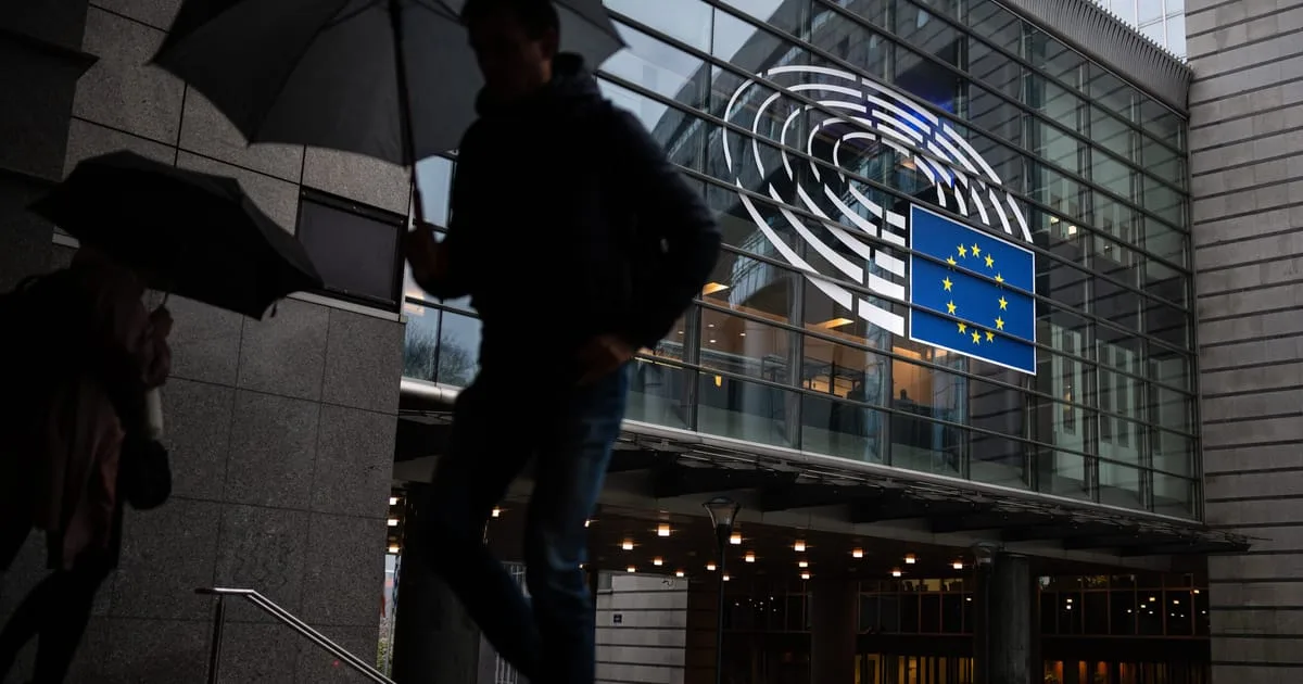 Clădirea Parlamentului European cu simboluri ale Uniunii Europene.