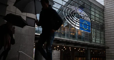 Clădirea Parlamentului European cu simboluri ale Uniunii Europene.