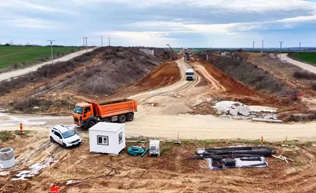 Șantier pe Autostrada A3, muncitori și utilaje în acțiune.