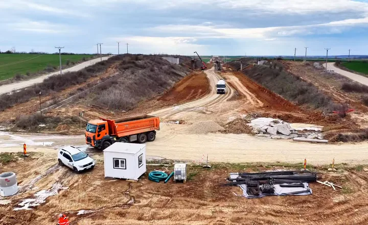 Șantier pe Autostrada A3, muncitori și utilaje în acțiune.