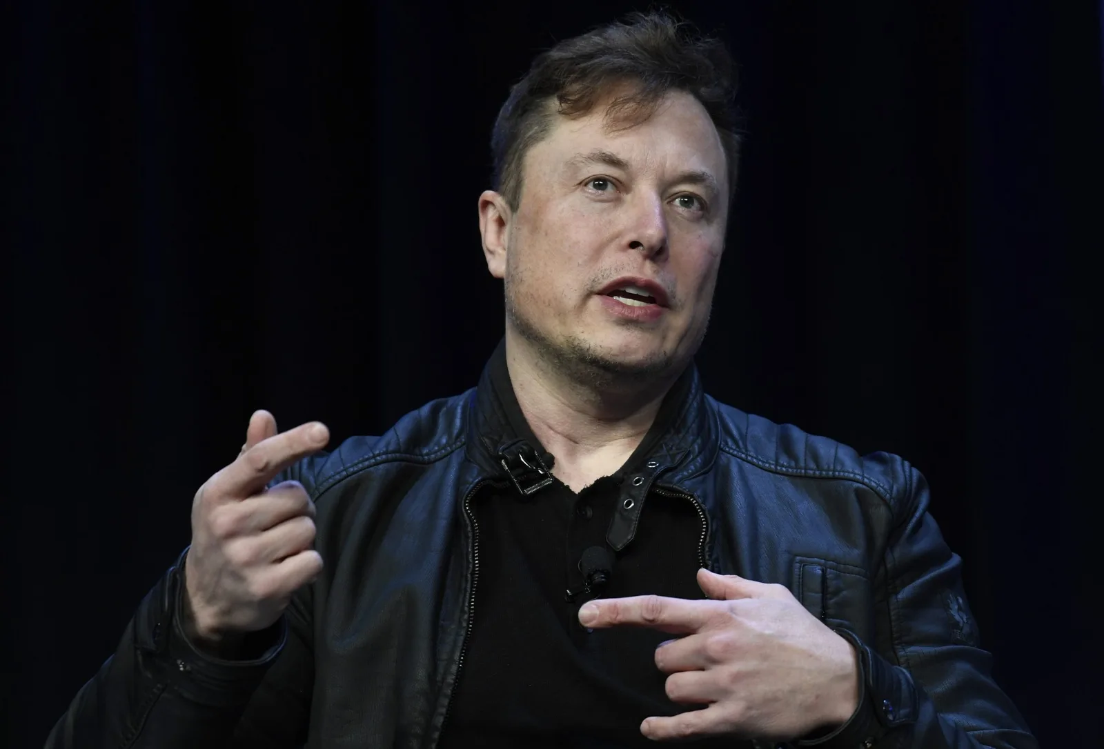 Elon Musk discută despre competiția în tehnologie și energie verde.