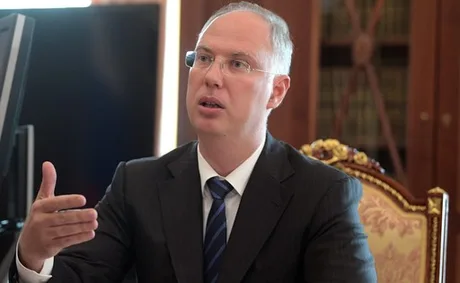 Kirill Dmitriev discutând despre AfD într-un cadru oficial.