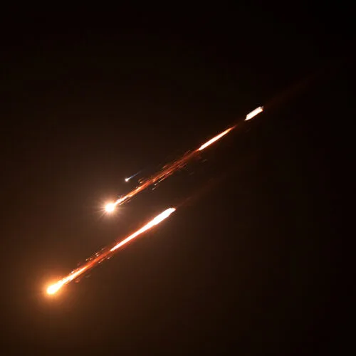 Interceptorii orbitali în acțiune, luminând cerul nocturn.