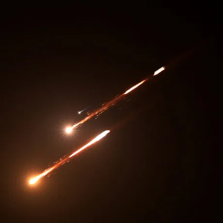 Interceptorii orbitali în acțiune, luminând cerul nocturn.