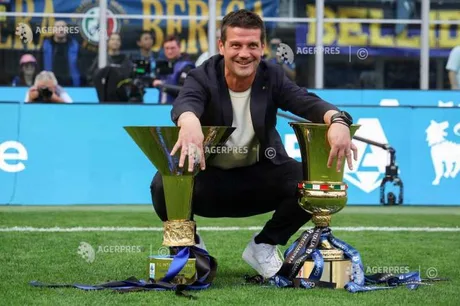 Cristian Chivu sărbătorește trofeele câștigate cu Inter Milano.