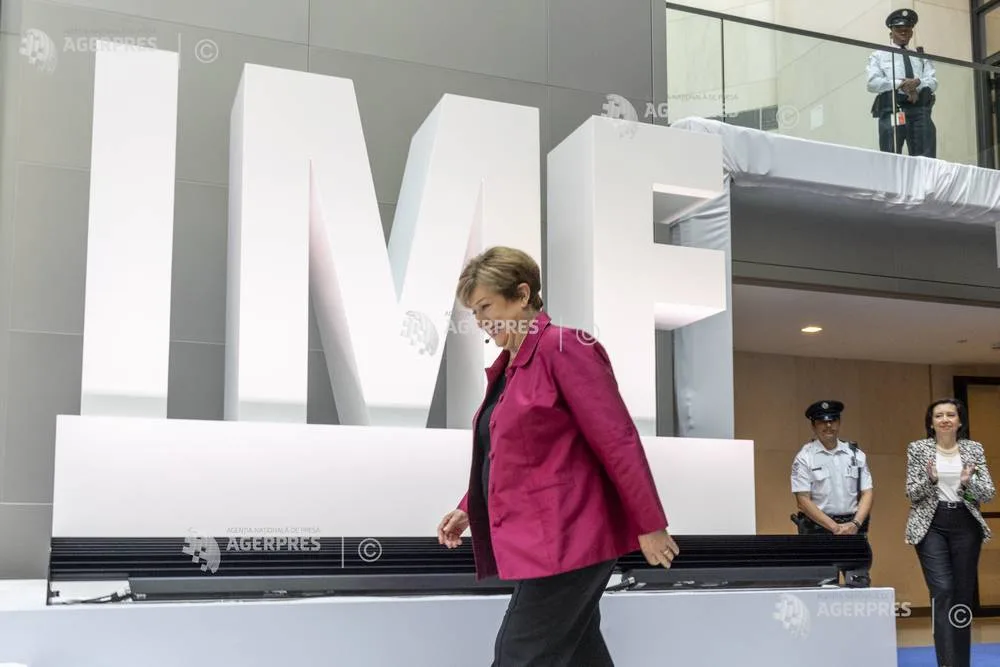 Reprezentanți ai FMI discutând despre criza energetică și măsurile fiscale.