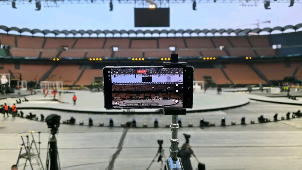 Smartphone Galaxy S25 Ultra pe un suport în stadionul San Siro.