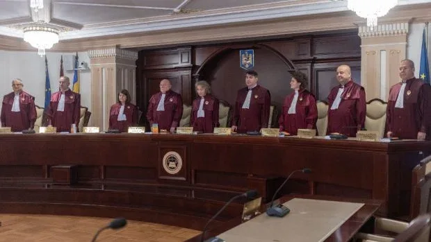 Judecătorii CCR în sala de judecată, purtând robe roșii.