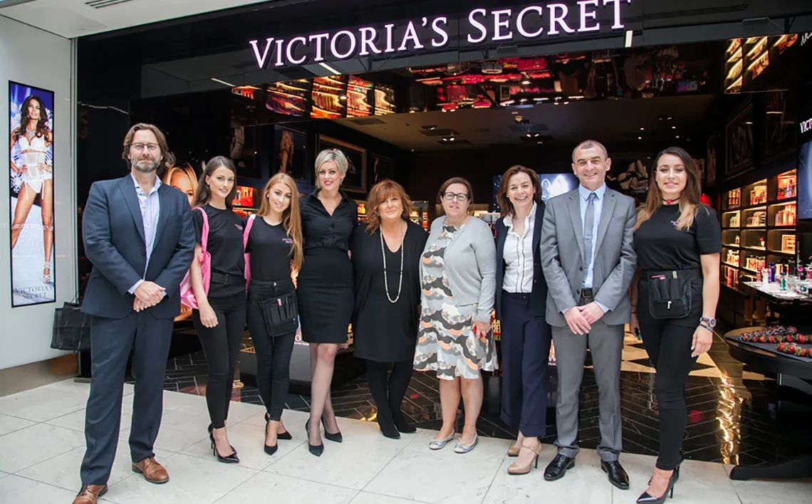 Echipa Victoria's Secret la deschiderea magazinului din Hamburg.