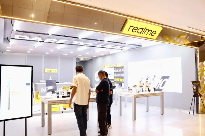 Clienți vizitând un magazin Realme, în contextul restructurării brandului.