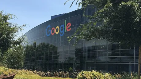 Clădirea Google cu logo-ul colorat pe fațadă, înconjurată de vegetație.