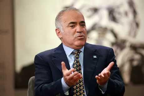 Garry Kasparov discutând despre geopolitica conflictelor internaționale.