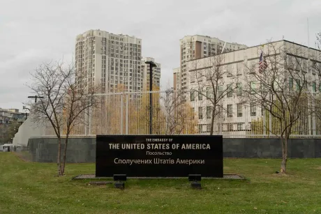 Ambasada SUA la Kiev continuă activitatea în ciuda amenințărilor rusești.