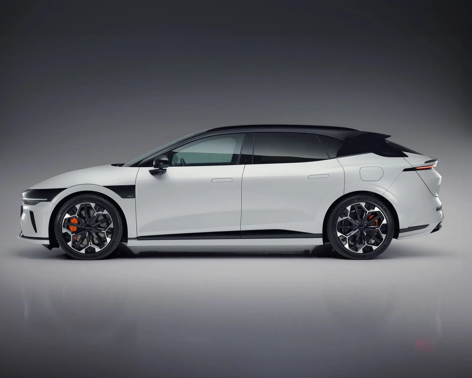 SUV-ul electric Zeekr 7GT, design modern și performanțe impresionante.