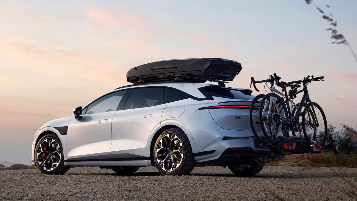 Vedere din spate a modelului Zeekr 7GT cu biciclete pe suport.