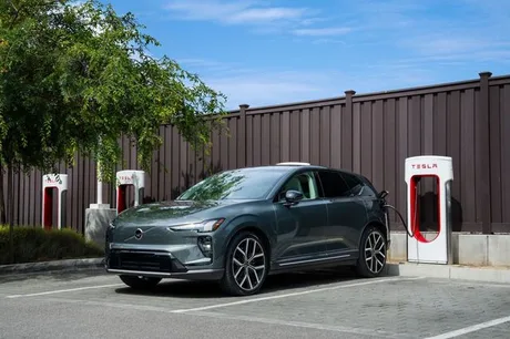 Mașină Volvo încărcând la o stație Tesla Supercharger în România.