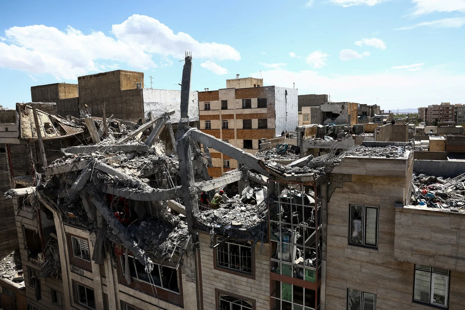 Clădiri distruse în urma conflictului din Iran, evidențiind impactul devastator al războiului.