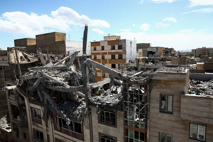 Clădiri distruse în urma conflictului din Iran, evidențiind impactul devastator al războiului.