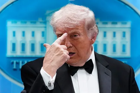 Donald Trump îndeamnă la calm în fața tensiunilor dintre SUA și Iran.