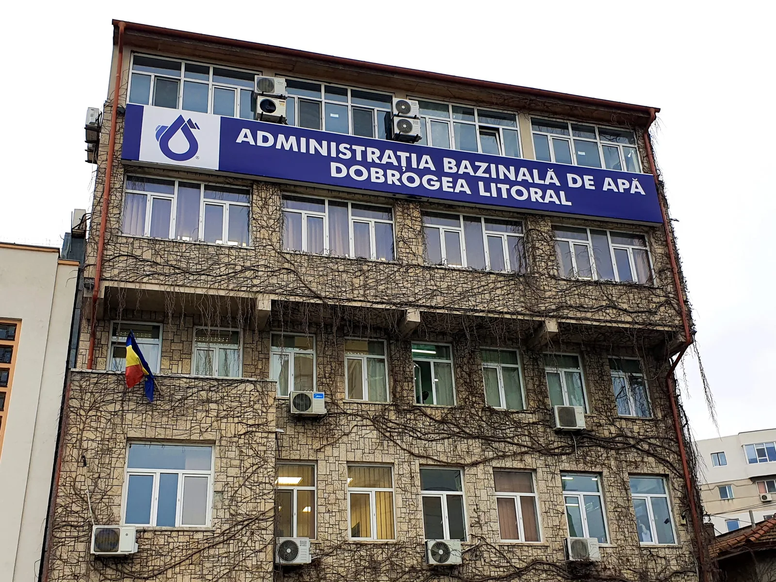 Clădirea Administrației Bazinale de Apă Dobrogea-Litoral, acoperită cu iederă.