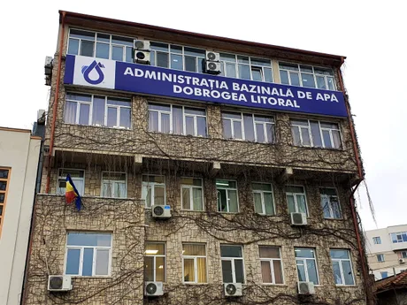 Clădirea Administrației Bazinale de Apă Dobrogea-Litoral, acoperită cu iederă.