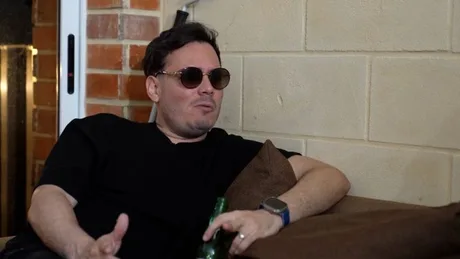 Sandro Castro discută despre capitalismul dorit de cubanezi în timpul unei pene de curent.