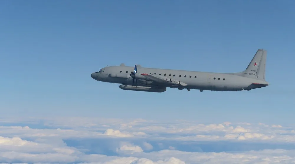 F-16 românești interceptând o aeronavă rusă în spațiul aerian baltic.