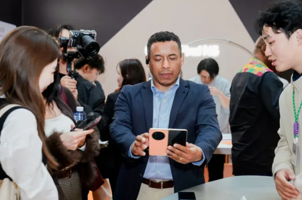 Diplomați interacționând cu OPPO Find N6 într-un magazin pop-up din Zhengzhou.